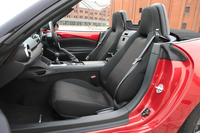 シートについては、乗車スペースのフロア形状を見直すことで、従来モデルより低く、中央に寄せて配置。乗員のヒップポイントは20mm低められた。
    