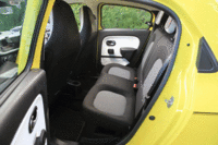 リアシートには左右独立式のリクライニングおよび可倒機構が備わる。