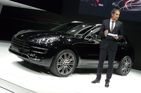 「ポルシェ・マカン ターボ」と、独ポルシェAGのオリバー・ブルーメ氏。
    