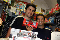 雑誌スタンドのエマヌエレ&アレッサンドロ兄弟。