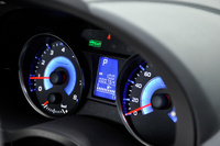 ハイブリッド車専用デザインの常時発光式ブルー照明メーター。中央のディスプレイもブルーでコーディネートされる。