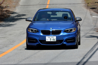 「BMW M235i」のボディーカラーは、テスト車のエストリルブルーを含む全7色。フェリックグレーのサイドミラーはM235i独自の装備である。