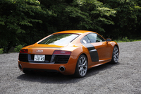 キャビンフォワードなフォルムに、カーボンパネルとボディーカラーのコントラストが特徴的な「R8」の外観。テスト車の色はサモアオレンジメタリック。
    