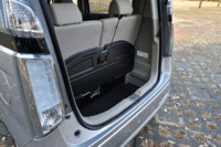 A型のベビーカーが縦に収納可能な二重構造の荷室。（写真をクリックすると床板のアレンジが見られます）