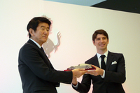ロッソ・スクーデリア代表取締役社長の等々力好泰氏（左）と、フェラーリ・ジャパン代表取締役社長のリノ・デパオリ氏（右）。
    