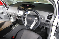 運転席まわりの様子。インテリアのパーツは、ボタン類など細かなものを除き「プリウス」からの流用はなし。ほぼ全てが新たに製作されたという。