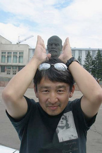 レーニン像の前にて