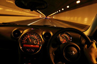 計器類は、ダッシュパネルの中央に大きなスピードメーターが、ステアリングホイールの奥にタコメーターが、それぞれ置かれる。