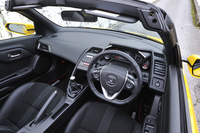 コックピットの様子。下端が水平になった純正ステアリングの直径は、ホンダの市販車としては最小の350mm。
    