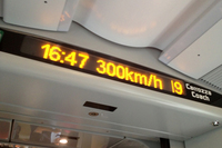 車内の電光掲示板。営業最高速度は時速300km。