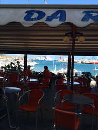 リストランテのテラスからもコスタ・コンコルディア号が臨める。