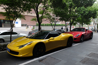 「フェラーリ458イタリア」と「599GTBフィオラノ」の縦列駐車。