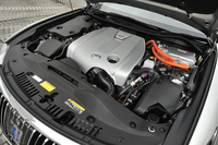 
	パワーユニットは、先代「クラウンハイブリッド」のものをベースにリファイン。システム全体で343psを発生する。
	