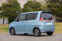 リアビューでは、LEDのリアコンビランプや新形状のバンパー、ルーフエンドスポイラーなどがマイナーチェンジモデルの特徴。
    