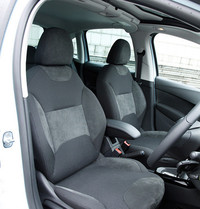 アルカンタラ＆ファブリックのシート。「エクスクルーシブ」にはオプションでレザーシートも用意される。