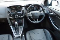 「コックピット感覚のドライバーズ空間」とアピールされる、「フォーカス」の運転席周辺部。