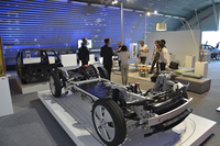 屋内には「i3」の車体構造を示す模型が。パワーユニットなどをまとめた「ドライブモジュール」（手前）と、キャビンを形成する「ライフモジュール」（奥）とが、完全に分離していることがよくわかる。