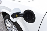 左フロントフェンダーに設けられた、給電口。ガソリンの給油口は、右のリアフェンダー上部にある。