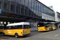 そのホテルは、スイス独特のバス「ポストアウト」の整備工場の上にある。スイス・ルツェルン郊外シュタンスにて。