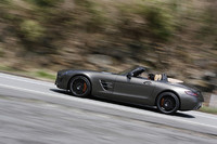 V8特有の爆音を聞かせながら峠を駆け上がる「SLS AMG ロードスター」。ホイールは、フロント19インチ、リア20インチと前後で異なるサイズを履く。