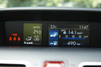 センターコンソール上部に置かれるマルチファンクションディスプレイ。ここで、ハイブリッドシステムのエネルギーフローや燃費をはじめとする、車両の情報が確認できる。（画像をクリックすると表示バリエーションが見られます）