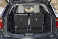 荷室の容量は7人乗車時で595リッター。2列目および3列目シートを折りたたむことで、最大2285リッターにまで拡大できる。（写真をクリックすると荷室のアレンジが見られます）
