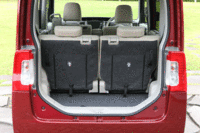 リアシートの格納方法は2アクションのダイブダウン方式。テールゲート側からの作業だけでは、シートを完全に格納することはできない。（写真をクリックすると、シートの倒れる様子が見られます）