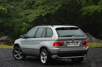 X5 4.6is（左）：全長×全幅×全高＝4665×1930×1740mm/ホイールベース＝2820mm/車重＝2260kg/駆動方式＝4WD/4.6リッターV8DOHC32バルブ（347ps/5700rpm、49.0kgm/3700rpm）/車両本体価格＝1070.0万円（テスト車＝同じ）
    
    
