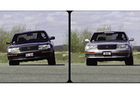 
	左が通常のサスペンション装着車、右がボーズの新システム装着車。車体が水平に保たれているのがわかる。
	 