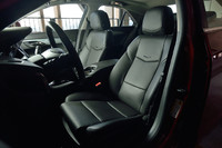 安全装備と連動するシート。車線逸脱と判断された場合には、逸脱した側のニーサポートが震え、ドライバーに注意を促す。