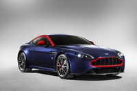 ボディーカラー「マリアナブルー」でグラフィック・パックを選択するとレッドのアクセントが入る。
    