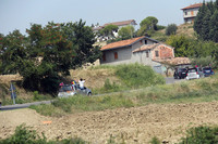 丘陵地帯へとコースは続く。「スマート・フォーフォー」にハコ乗りしているのはルーマニアからパートナーのダンと参加したアンナマリア。