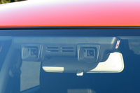 運転支援システム「セーフティパッケージ」のセンサーを担う、フロントウィンドウのステレオカメラ。