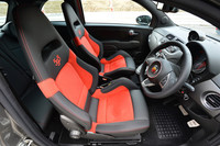 「595コンペティツィオーネ」には、アルカンターラとレザーをあしらったサベルト製スポーツシートが与えられる。