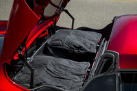 リトラクタブルハードトップを収納するスペースは、クローズド時にはご覧の通り収納スペースとして利用可能。トノカバーは、跳ね上げ式ドアの下部に備えられたスイッチで開閉する。