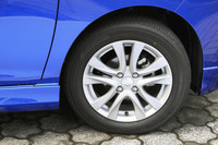 足元の仕様は、標準車の「G」のみ165/70R14サイズのタイヤにスチールホイールの組み合わせで、そのほかのグレードはいずれも165/65R15サイズのタイヤとアルミホイールの組み合わせとなる。