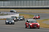 プロドライバーがステアリングを握るペースカーの先導で行われた「スポーツラン」。ヘルメット着用義務なし、同乗OKのサーキット体験走行である。