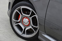 「595コンペティツィオーネ」の17インチアロイホイール。「アバルト500」よりも1インチ大きい。