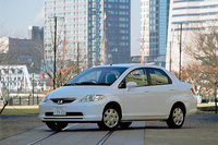 【スペック】フィットアリア1.5W：全長×全幅×全高＝4310×1690×1485mm/ホイールベース＝2450mm/車重＝1060kg/駆動方式＝FF/1.5リッター直4SOHC8バルブ（90ps/5500rpm、13.4kgm/2700rpm）/車両本体価格＝139.8万円（テスト車＝162.8万円/DVDナビゲーションシステム）