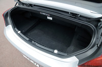 荷室容量は、オープン時（写真）で300リッター。クローズ時はソフトトップボックスを上部に畳むことで350リッターに拡大される。