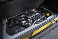 ラゲッジルームの直下に搭載される0.9リッターターボエンジン。最高出力90ps、最大トルク13.8kgmを発生する。