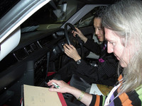 筆者の説明に熱心にメモをとるゲルハルトさん。