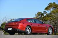 【スペック】パナメーラ：全長×全幅×全高＝5015×1930×1420mm／ホイールベース＝2920mm／車重＝1810kg／駆動方式＝FR／3.6リッターV6 DOHC 24バルブ（310ps/6200rpm、40.8kgm/3750rpm）／価格＝994万円／テスト車＝1199万2000円（ツートンカラーインテリア＜マルサラレッド／クリーム＞73万3000円／LEDヘッドライト＝46万7000円／アダプティブエアサスペンション＝61万8000円／カラークレストホイールセンターキャップ＝2万9000円／フロアマット＝3万2000円／シートヒーター＜フロント／リア＞＝17万3000円）