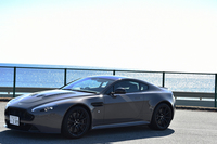 コンパクトなボディーに強力なV12エンジンを搭載した「V12ヴァンテージS」。0-100km/h加速は3.9秒、最高速は330km/hという動力性能を発揮する。
    