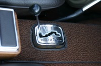 ATシフトレバーはジグザグ式ゲート。