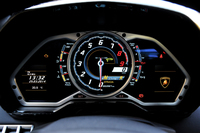 メーターはデジタル式。中心に速度表示付きタコメーターを据え、その左方に燃料計と水温計、右方に油圧計と油温計を表示する。