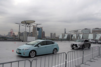 トヨタによるITS Connectを体験する同乗試乗。後方の「レクサスRX」は、前方の「トヨタ・プリウス」のデモカーが発する加減速情報をキャッチしながら追従する。