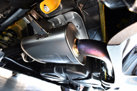 こちらはもう一つのスペシャルパーツである、フジツボ製の専用チタンマフラー。単体重量は、ノーマルマフラーに比べて5.3kg軽い6.12kg。虹色の焼け色が、特別な素材であることを物語る。