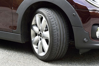 試乗車のタイヤはオプションの225/40R18（ランフラットタイヤ）。「クーパー」の標準サイズは225/45R17。