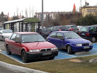 【写真11】「205」と同じスーパー駐車場で。左は「ホンダ・コンチェルト」との姉妹車である初代「ローバー416」（1989-95年）。右は4代目「フォード・フィエスタ」（1995-2002年）。